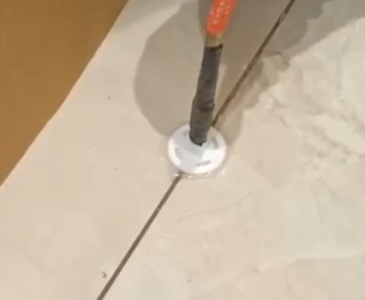 葫芦岛瓷砖空鼓维修公司专业解答瓷砖在铺贴过程中，如果没有涂抹均匀到位的粘结材料（如水泥砂浆或瓷砖胶），可能会导致以下问题